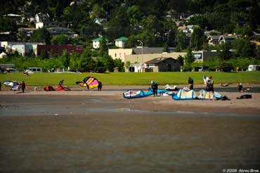 rigging kites at Hood River sandbar